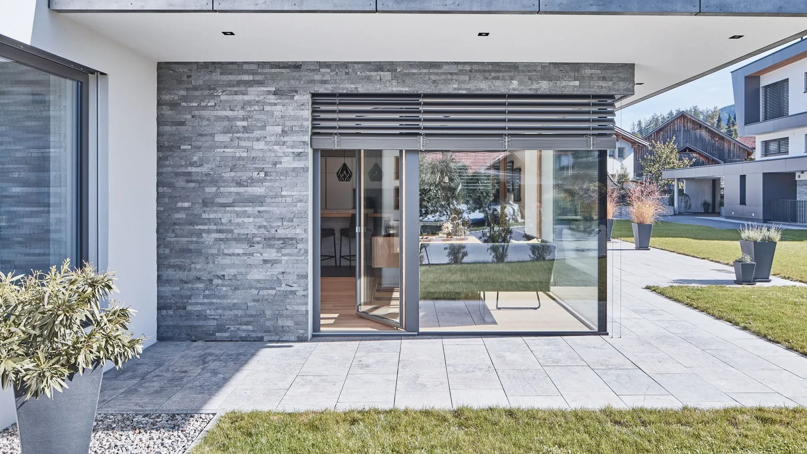 Große Fensterfront in einem Wohnraum