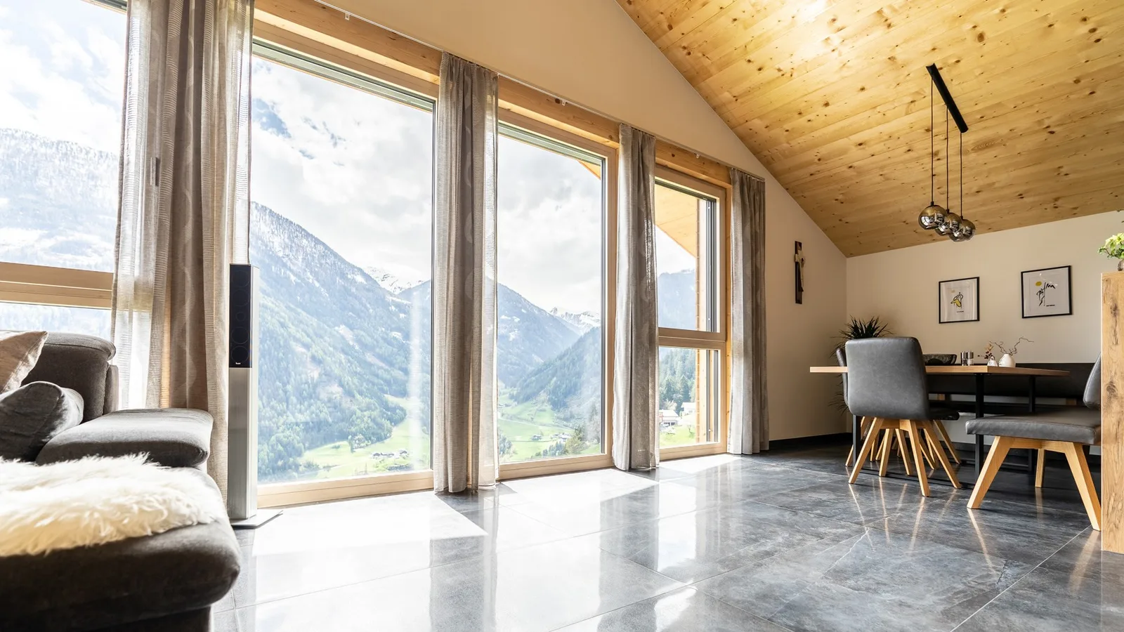 Wohnraum mit moderner Fensteranlage