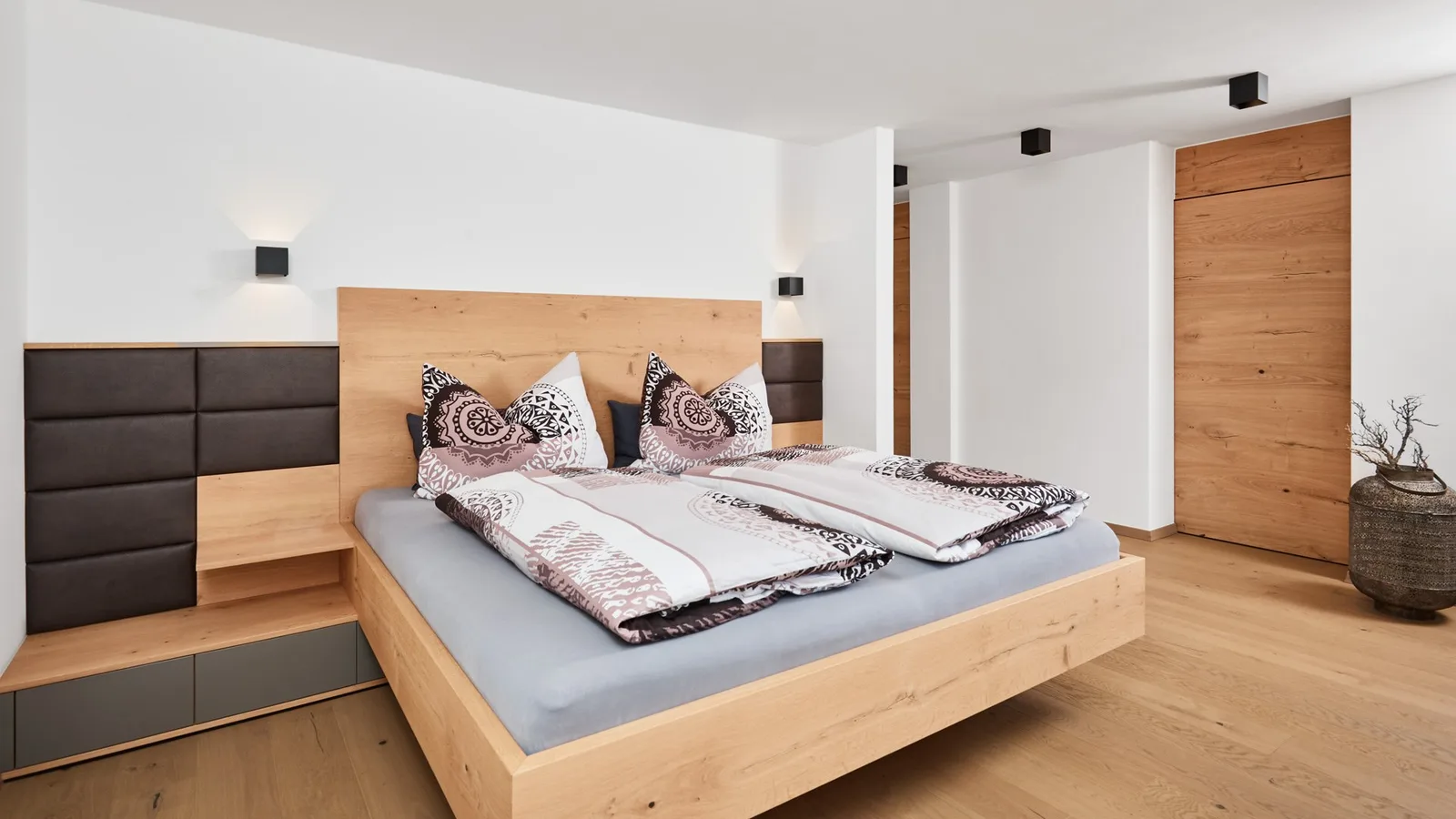 Schlafzimmer mit Holzmöbeln