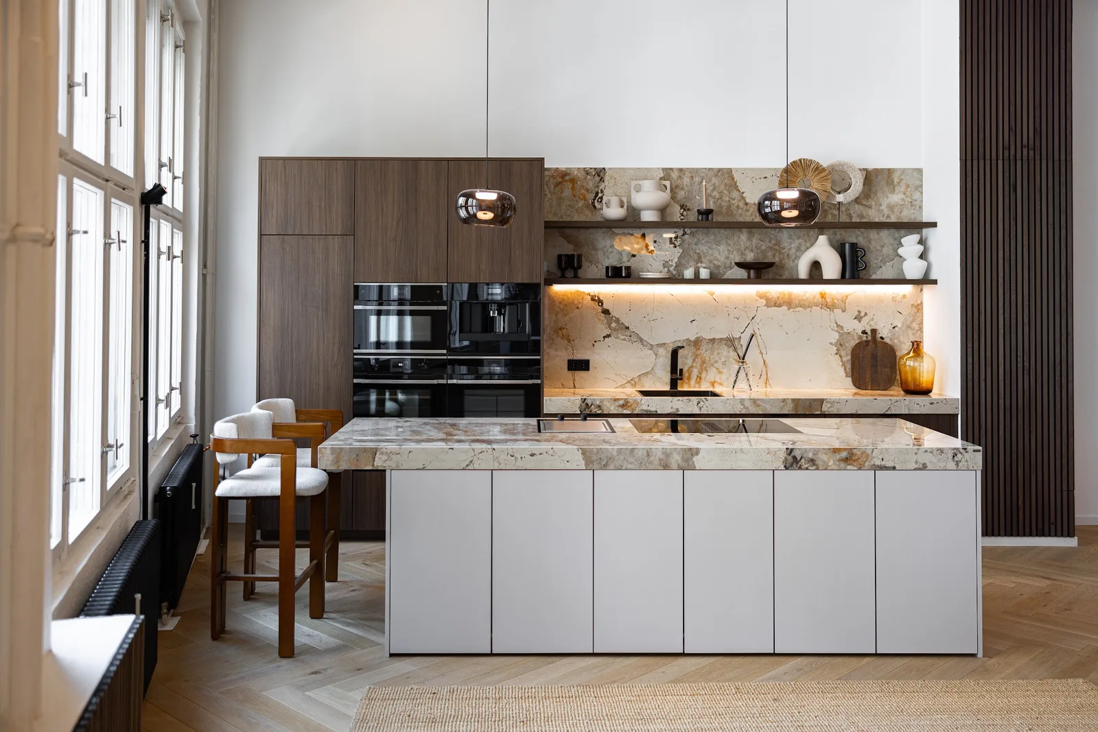 Helle Küche mit Holzfronten und Kochinsel