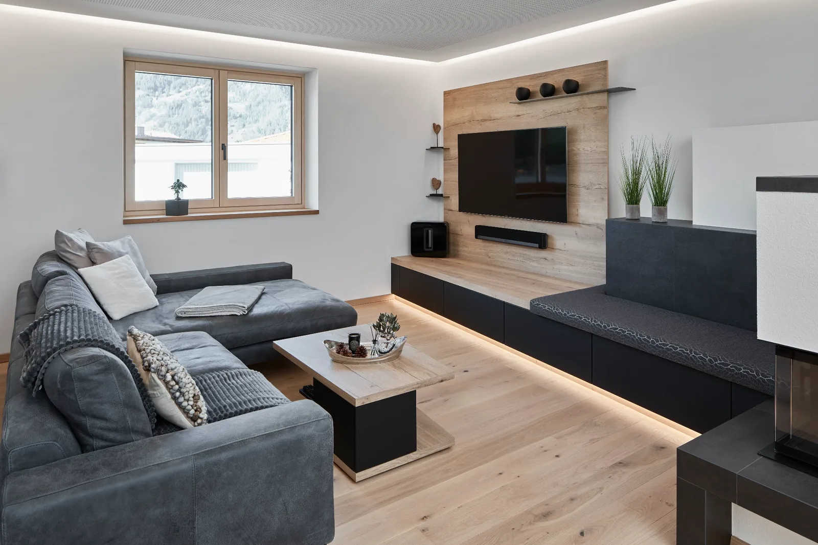Wohnraum mit Einbaumöbeln und Holzoberflächen