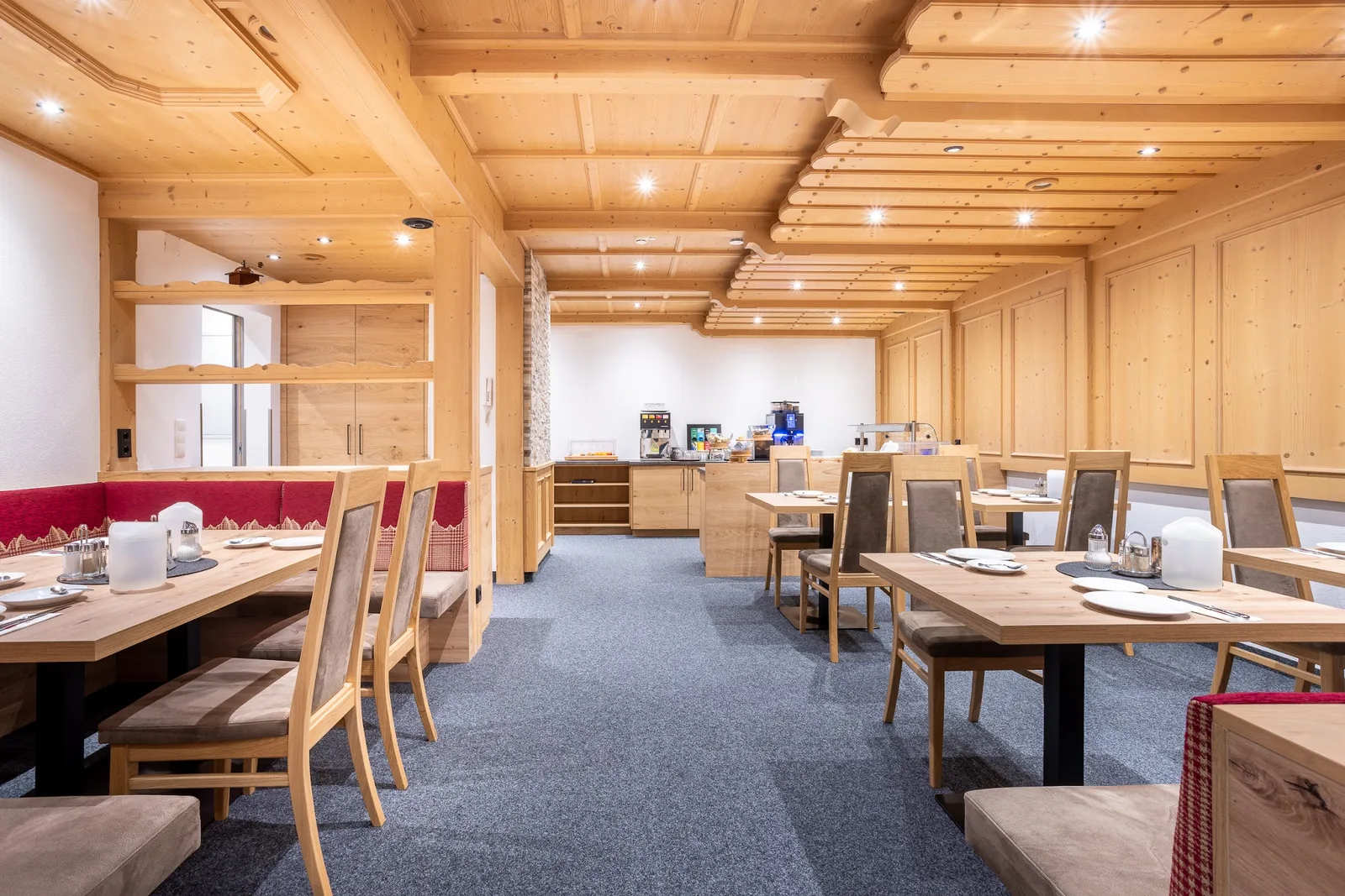 Innenausbau eines Referenzprojekts mit Holzdecke und Möblierung